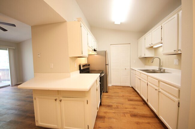 Building Photo - All Electric Second Floor Garden Condo for Rent in Wildwood