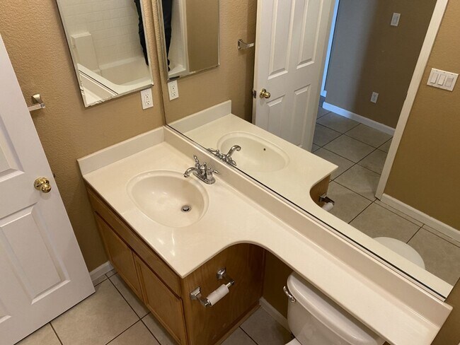 Building Photo - Newer 3 Bed, 2 Bath with HUGE Kitchen and ...