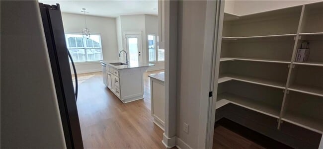 Building Photo - 921 Round Top St