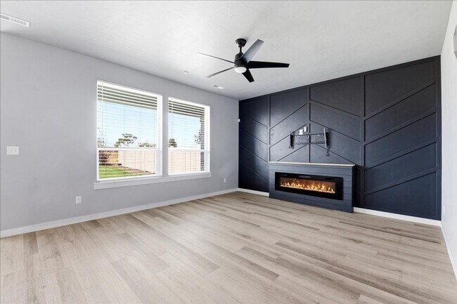 Building Photo - 5 Bedroom, 2.5 Bathroom home located in Southeast Boise
