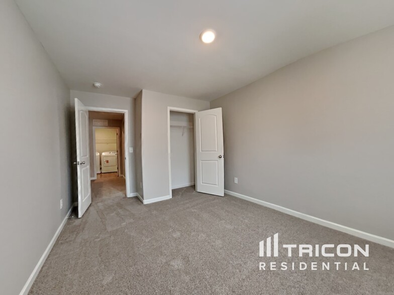 Building Photo - 335 Thistle Downs Dr