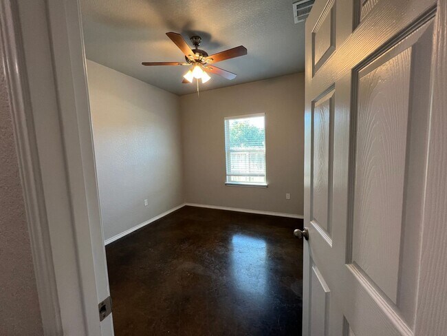 Building Photo - Luxury 3/2 Duplex in Seguin, Texas