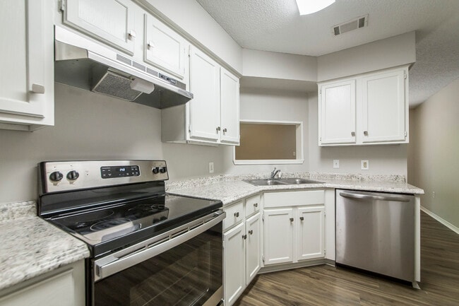 Building Photo - 6 Laramie Ln