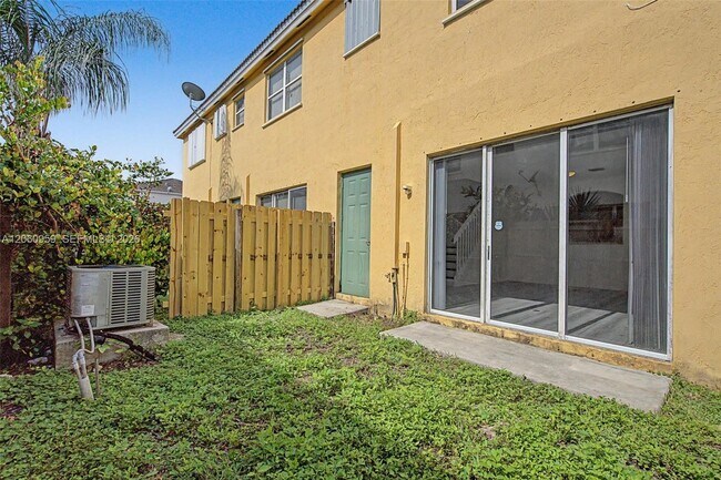 Building Photo - 975 NE 42nd Terrace
