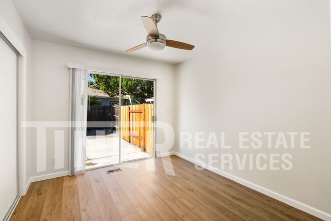 Building Photo - 7400 Mooncrest Way