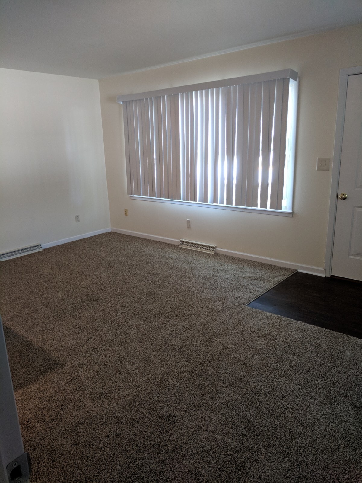 great room - 2622 Melrose Ave