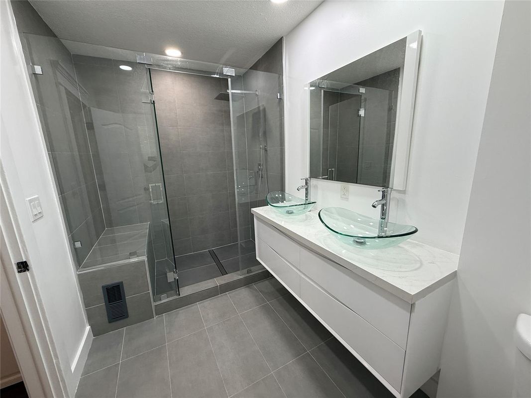 Building Photo - 5025 SW 64th Ave