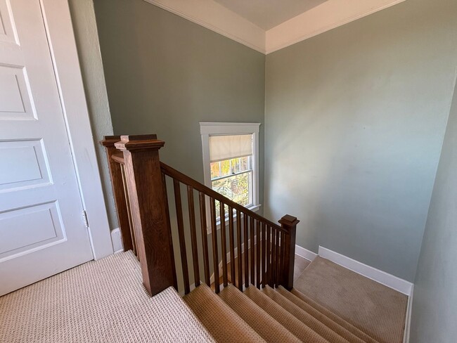 Building Photo - Fabulous Bankers Hill location 3 Bedroom Top-floor duplex unit