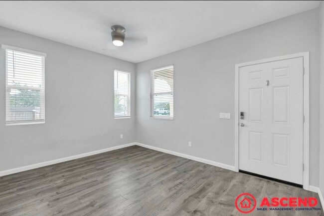 Building Photo - 3 Bedroom Home Off Mountain Ridge and Taft...