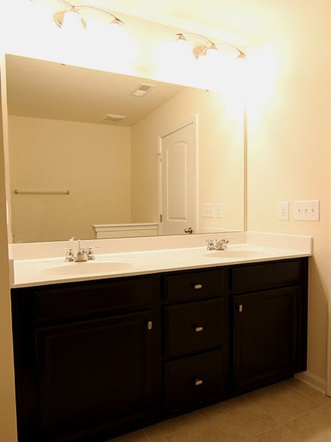 Building Photo - Live in Popular Thompson Ridge near Duke!