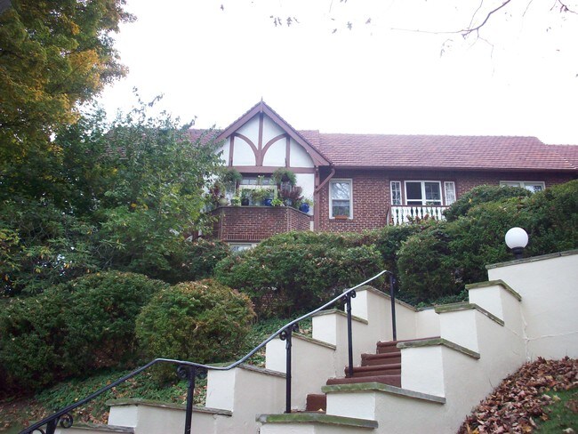 Building Photo - Two Bedroom Apartment