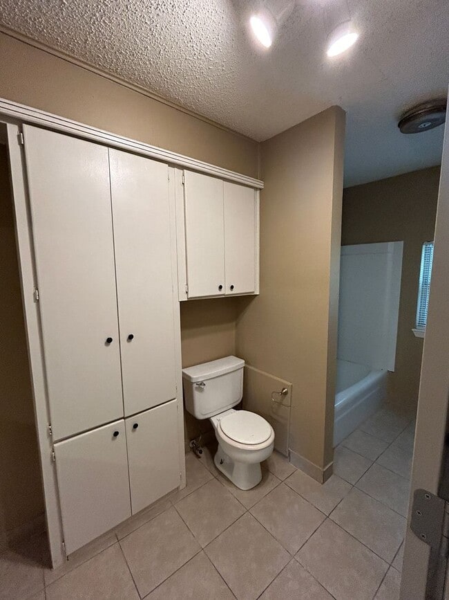 Building Photo - 6202 1/2 NW Elm Ave.