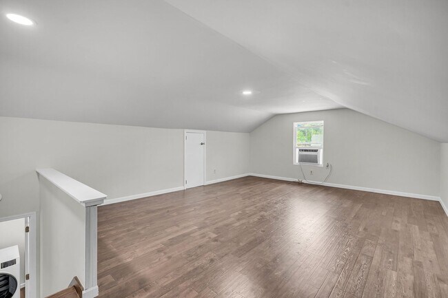 Building Photo - Comfortable Living with Modern Upgrades in Prime Goose Creek Location
