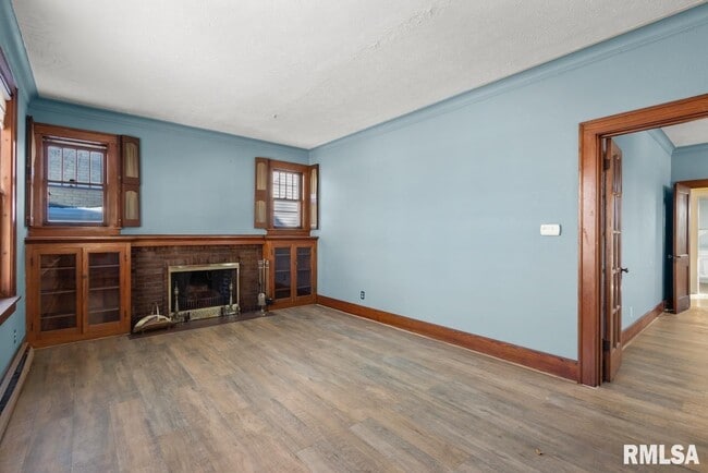 Building Photo - 1816 W Callender Ave