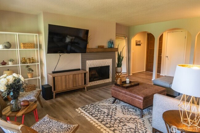 Building Photo - 2Bd/1.75Ba Kirkland Condo