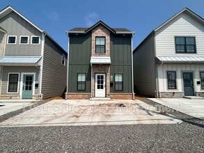 Building Photo - 606 W 2nd St