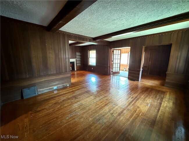Building Photo - 833 Work Dr