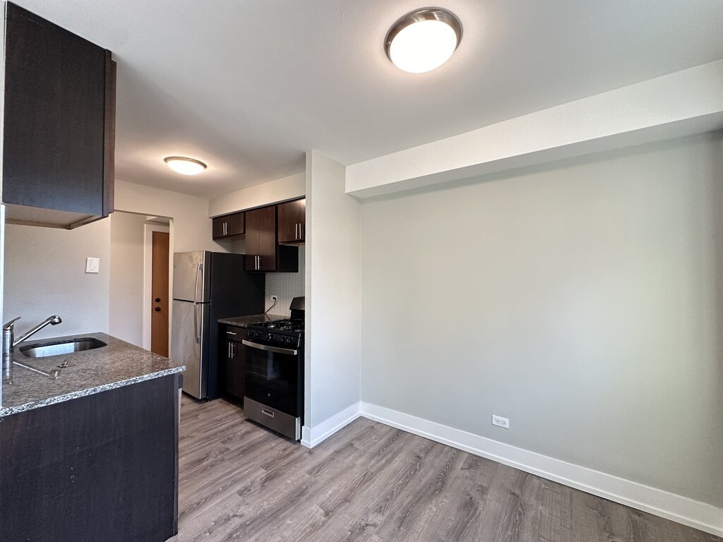 Building Photo - 533 W Surf St