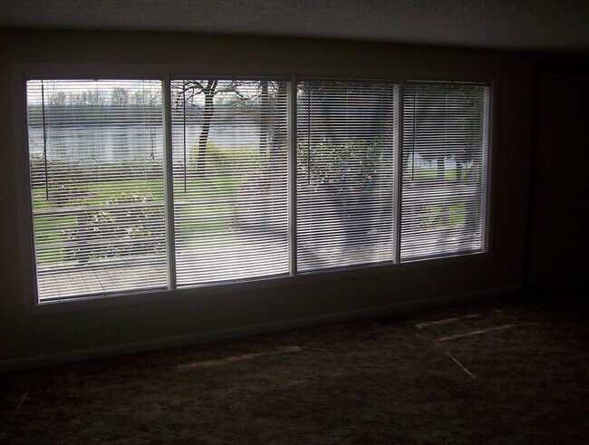 Building Photo - COLUMBIA RIVER Waterfront Home with Access on 1.5 Acres