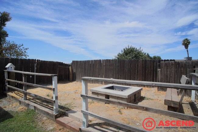Building Photo - Charming Home in Southwest Bakersfield!
