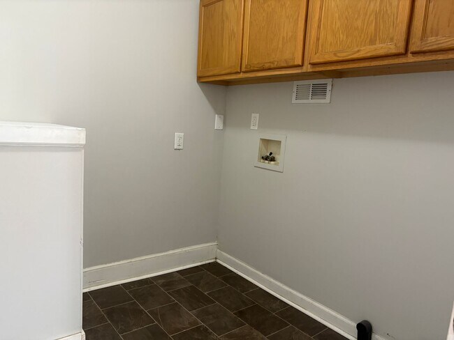 Building Photo - 4 Bedroom, 2 Bathroom House in Greensboro!