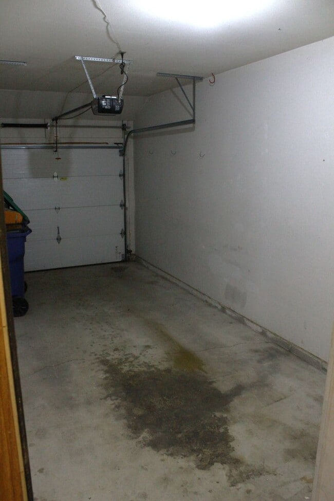 Building Photo - 376-376 Thomas Dr