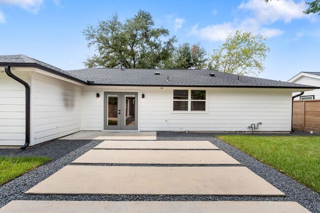 Building Photo - 1910 Lynnview Dr