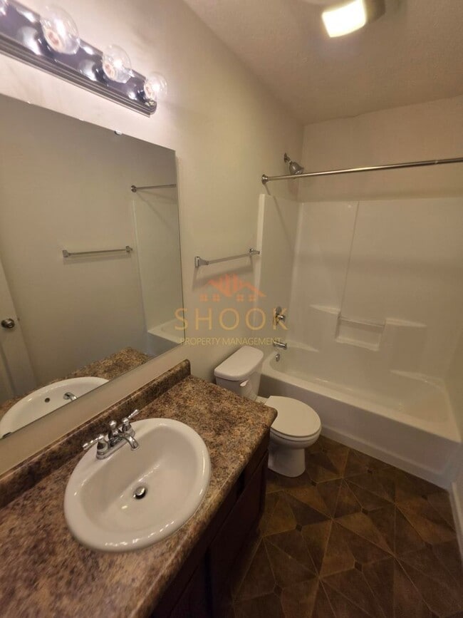 Building Photo - LINDBERGE VILLAGE COZY 3BR/2BA