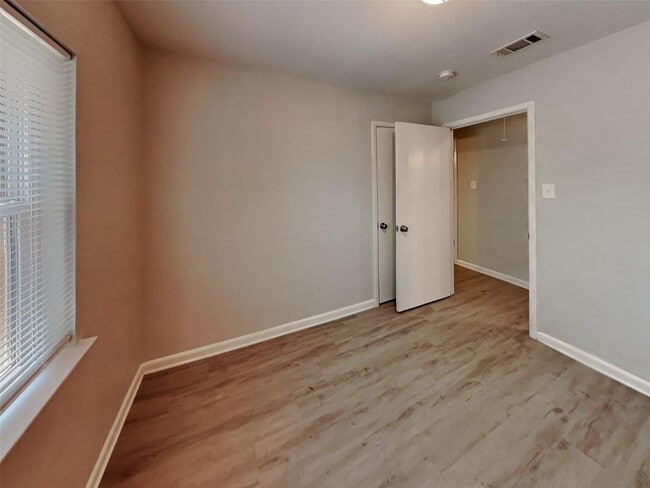 Building Photo - 3 BR/1BA |Single Family Home |  Gated backyard| In Denton