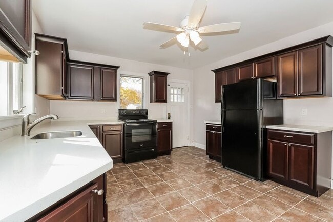 Building Photo - 525 Lonely Cottage Rd