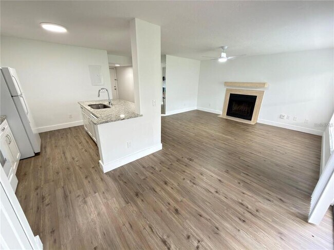 Building Photo - 4702 Sutton Terrace