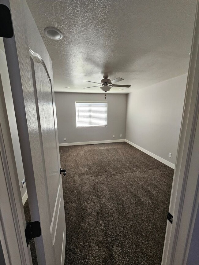Building Photo - 3 bed 2 bath single level Home, Pet friendly