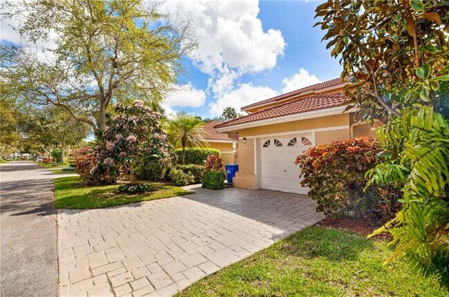 Building Photo - 4106 Carriage Dr