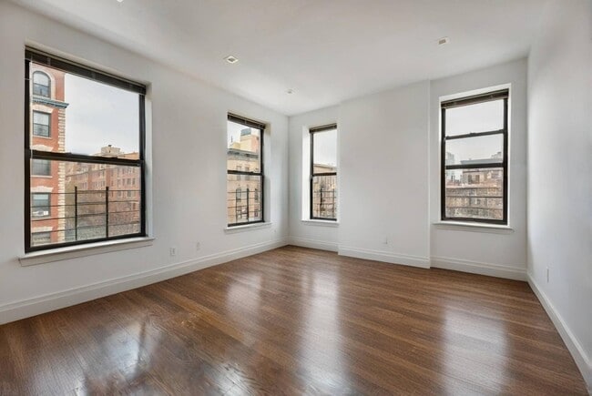Building Photo - 411 Manhattan Ave