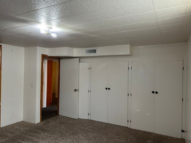 Building Photo - Berneau Orem Duplex
