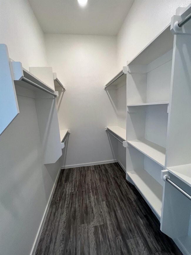 Building Photo - 2018 Kenwood Ave