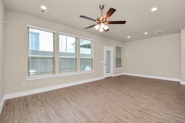 Building Photo - 1722 Summerlyn Ter Dr