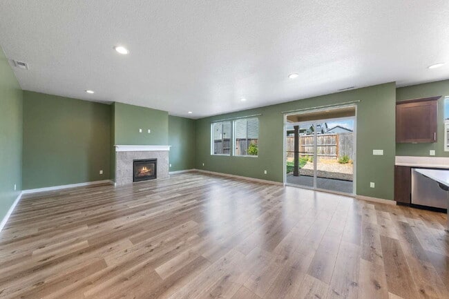 Building Photo - Large Recent Construction Home with Bonus Room!