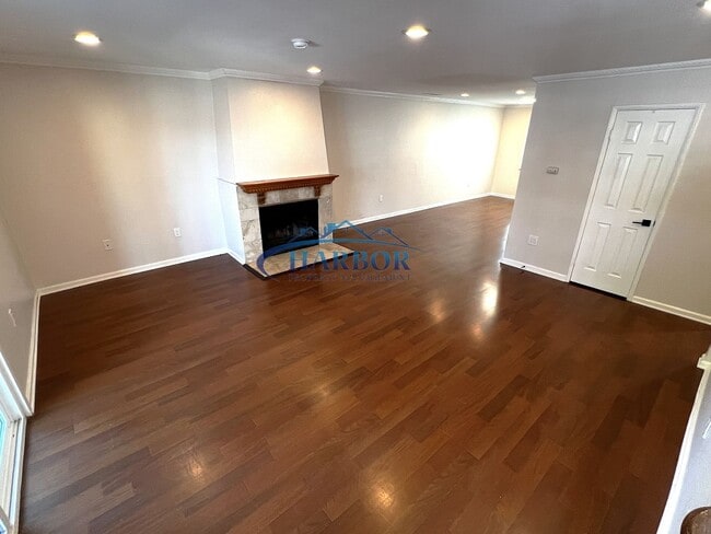 Building Photo - MOVE IN SPECIAL $1,000 OFF 1st Months Rent