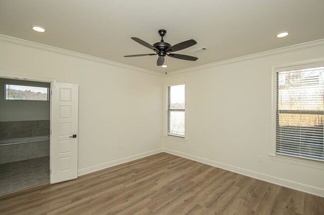 Building Photo - Newer Construction 3 bed 2 1/2 Bath, 2,015...