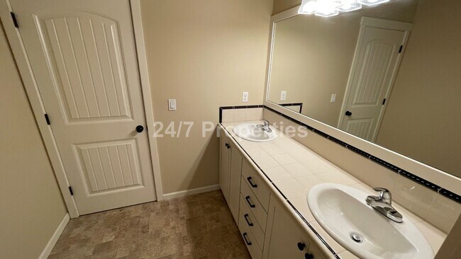 Building Photo - Stunning 4 BD | 2.5 BA Craftsman - Milwaukie