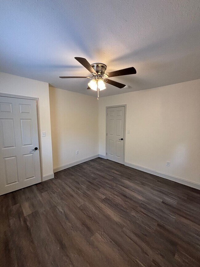 Building Photo - Freshly Renovated 3-Bed, 2-Bath Home Just ...