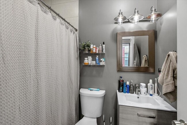 Building Photo - 2418 W Medill Ave