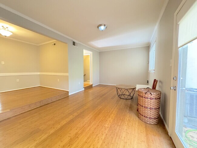 Building Photo - Charming Fairfax Townhome in a Prime Location