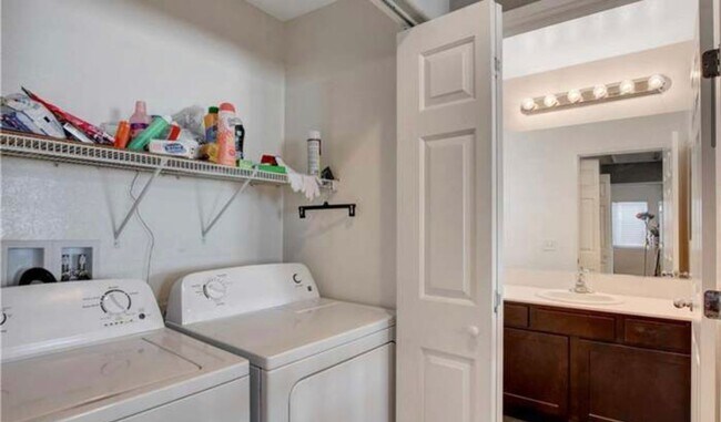 Building Photo - 4 Bed 3 Bath