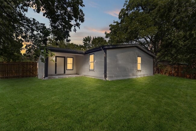 Building Photo - 2818 Holiday Dr