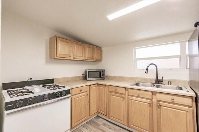 Building Photo - 808 N Palmway