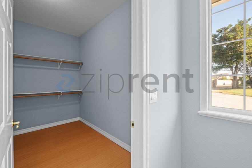Building Photo - Unit