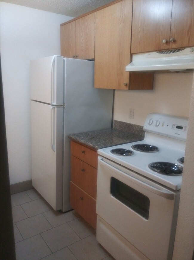 Building Photo - Large 1 bedroom with free parking