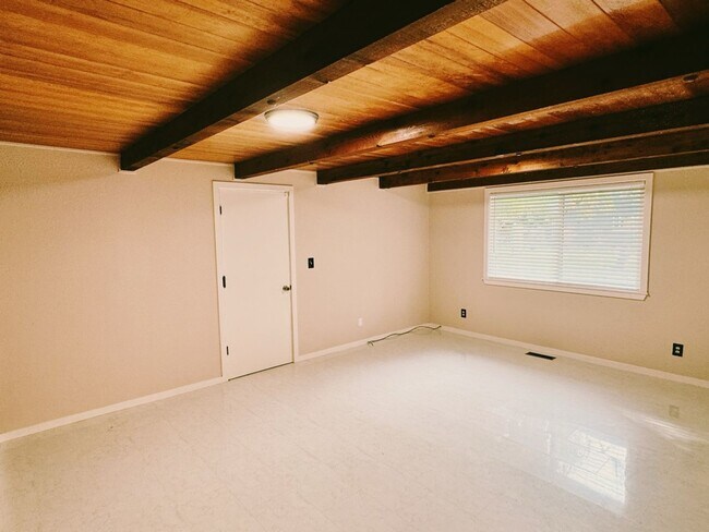 Building Photo - Gorgeous 5-Bed, 2-Bath Two Story Home in T...